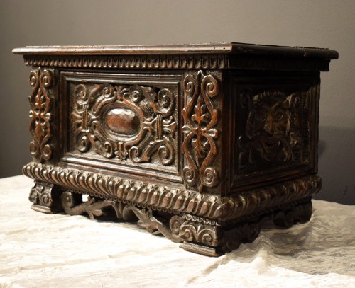 Small carved chest of the Italian Renaissance - Lombardy 16th century - 